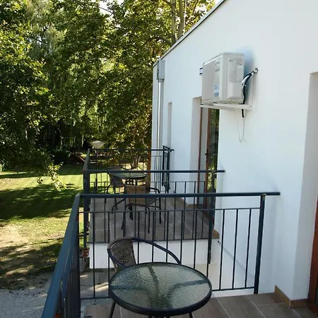 Garden Club Panzió Bed and breakfast 3*