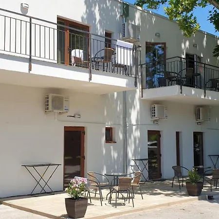Bed & Breakfast Garden Club Panzio *