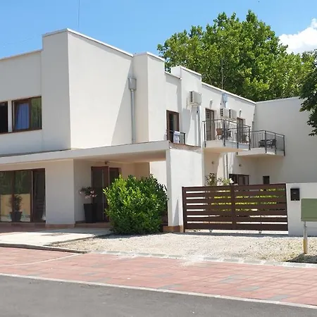 Garden Club Panzio * Balatonmariafurdo