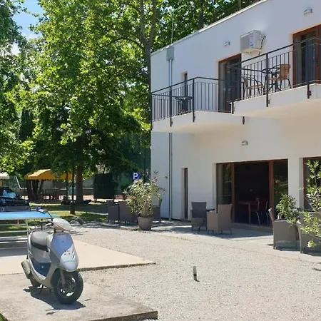 Bed & Breakfast Garden Club Panzio *