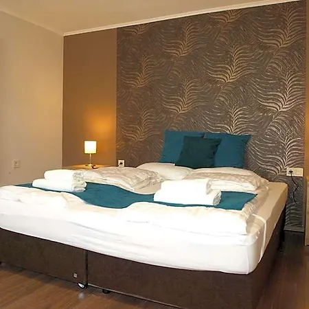 Garden Club Panzió Bed and breakfast 3*