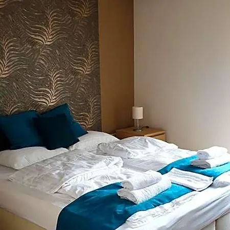 Garden Club Panzió Bed and breakfast 3*