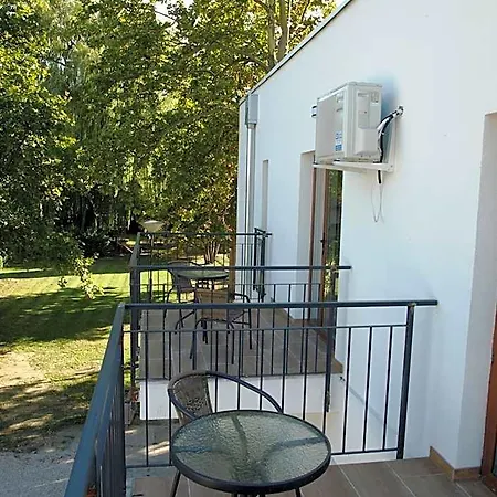 Garden Club Panzió Bed and breakfast Balatonmáriafürdő