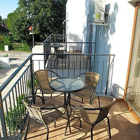 Garden Club Panzió Bed and breakfast 3*