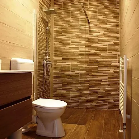 Garden Club Panzió Bed and breakfast 3*